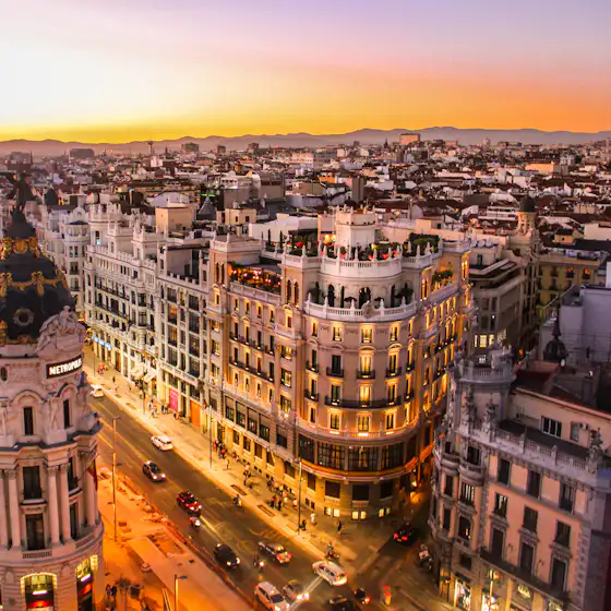 Vista aérea de la Gran Vía de Madrid al atardecer